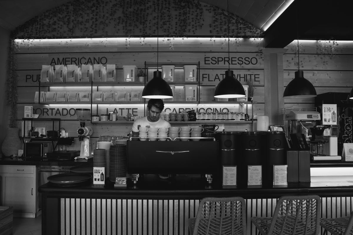 Leandro, cofundador de BOSCON, en la barra del coffee shop