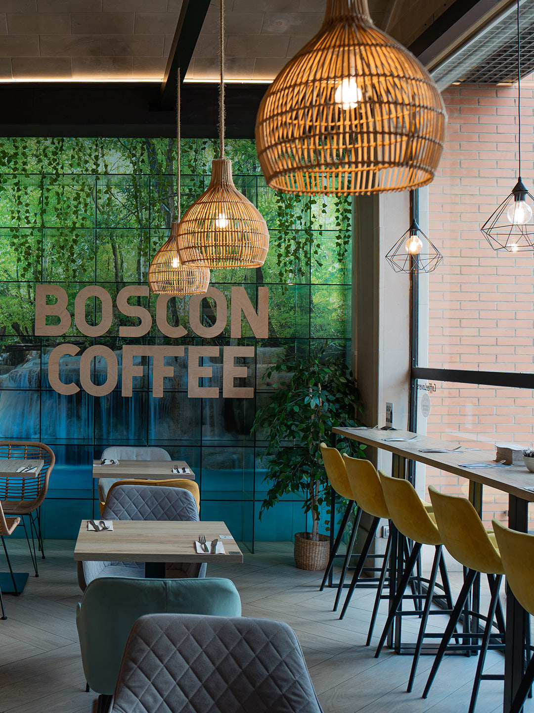 El salón del coffee shop BOSCON en Calle de Finlandia, Valencia